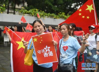 香港市民游行谴责美方插手香港事务