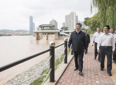 习近平在兰州考察黄河治理项目和读者出版集团 