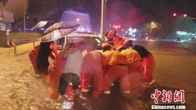 台风“利奇马”横扫山东 致3人被洪水冲走正在搜救