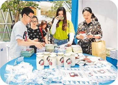 花样不穷、热度不减 你会为一杯网红奶茶排长队吗？