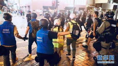 走近“蓝背心”港警：为记者守护现场安全线