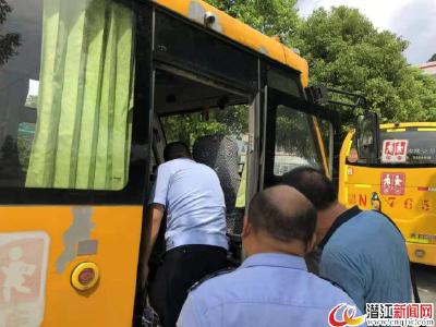 高场派出所开展秋季“护校安园”行动