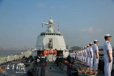 中国海军舰艇抵达日本将参加国际舰队阅舰式