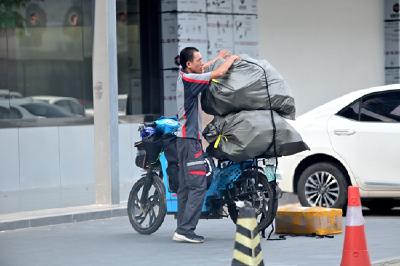 城市跑男：看见单就想送 早日成为“万元户”