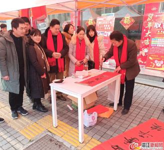 潜江市总工会开展义务写春联活动