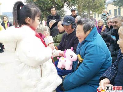 亲子互动送祝福 福利院里迎新年