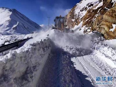 西藏日喀则普降暴雪 电力交通逐步恢复无人员伤亡