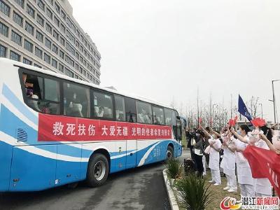 飙泪！百万潜江儿女深情送别山西医疗队