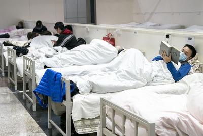 方舱“读书哥”今天回家了！还拿到了签名版的书