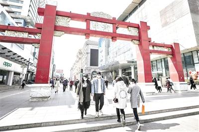 街巷重生“烟火气” 人气恢复待时日——疫情防控常态化下餐饮业重启见闻