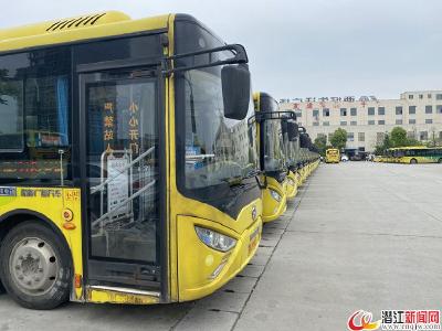 潜江：公交车配备专职随车安全员