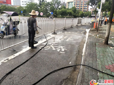 潜江：街道“洗洗澡” 街容亮如新
