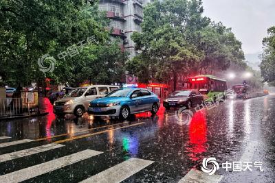 南方遭强降雨接连“袭击” 北方今起气温起伏震荡