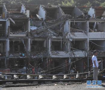 瓦砾中的76次“拉手”——浙江温岭槽罐车爆炸事故中的生命坚守