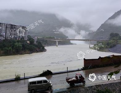 强降雨“盘踞”贵湘皖等地 南方闷热开启“耐力赛”