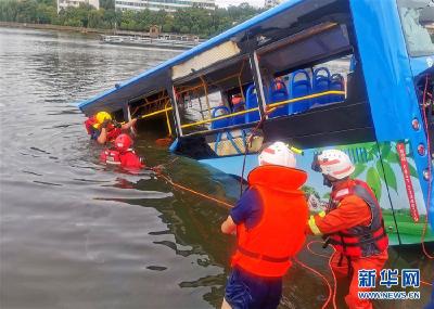贵州安顺公交车坠湖已致21人死亡16人受伤