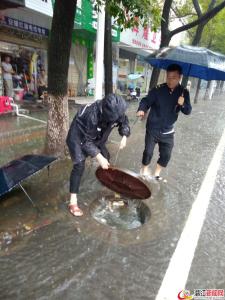 潜江遭遇持续强降雨 市政紧急排涝保畅通