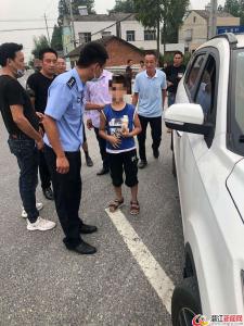 男孩下馆子走失 民警1小时找回