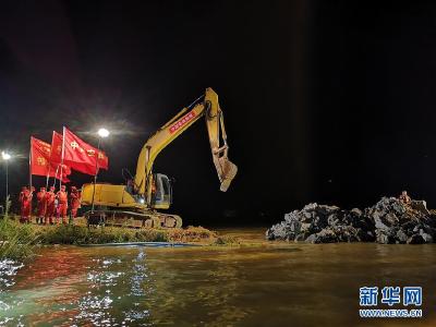 江西鄱阳问桂道圩决口封堵顺利合龙
