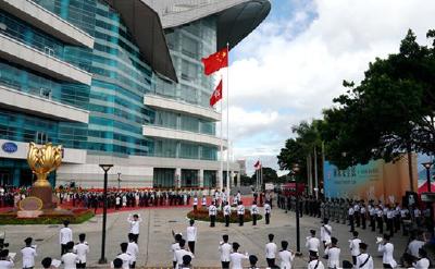 眼中的国旗，心中的家国——记回归纪念日香港民众致敬国旗