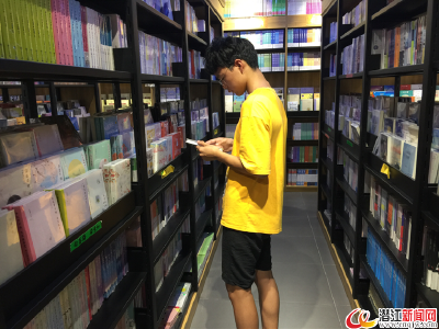 炎炎夏日 书店成了学生消暑好去处
