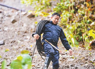 翻山越岭为你守护这条