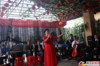 后湖：歌友联欢庆“双节”