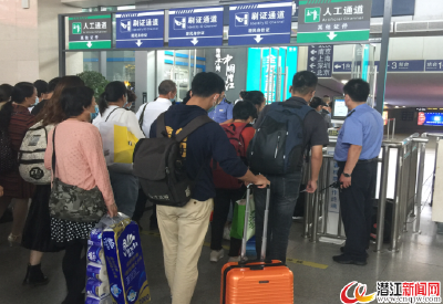 潜江火车站全力保障旅客“双节”出行需求