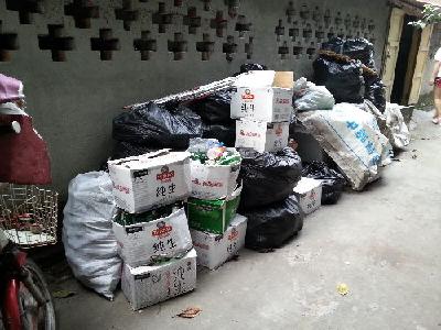 小区架空层咋成了“废品中转站”？