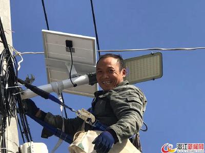 男子异乡打拼不忘为家乡“点灯”