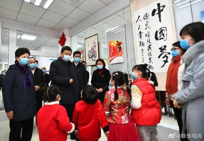 习近平在贵阳考察超市和社区