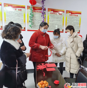学剪纸 迎“三八”