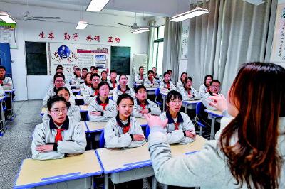 在我党第一个女中央委员向警予烈士牺牲地倾听历史的回音