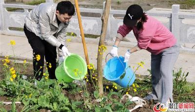 市水利和湖泊局开展义务植树活动