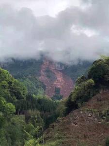 四川洪雅县发生山体崩塌3人失联 