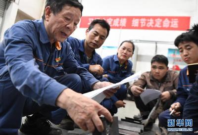 奋斗百年路 启航新征程·“七一勋章”获得者丨大国工匠艾爱国：当工人就要当一个好工人
