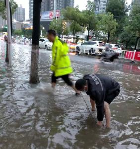 暴雨积水成“河” 相关部门紧急抢排