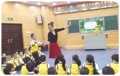 “领舞姐姐”当班主任有什么不一样 