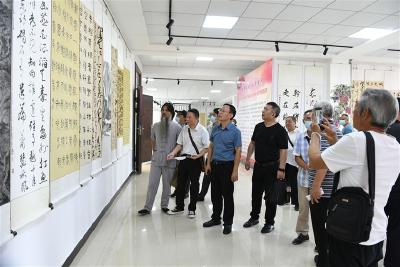 庆祝中国共产党成立100周年老年书画展在潜江美术馆开展