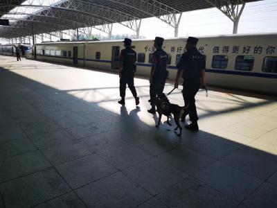国庆我在岗 | 潜江警方以“警察蓝”守护“中国红”