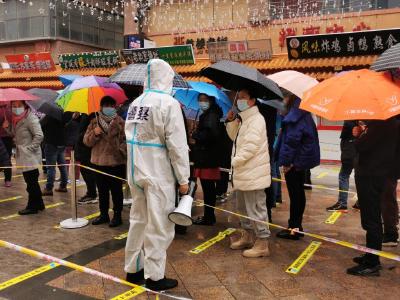 银川：一场秋雨中的核酸检测 