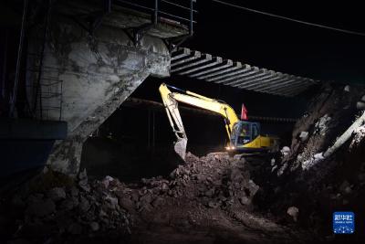 山西昌源河铁路桥下行线路抢通仍在进行中