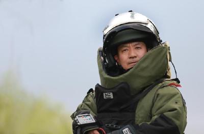 与死神共舞的“拆弹专家”张保国 