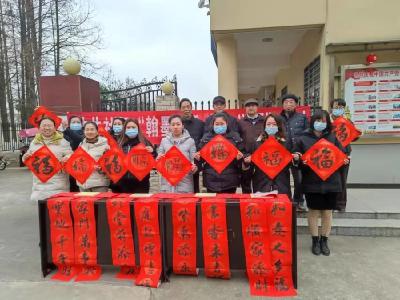 广华寺街道钻井社区开展新年送“福”活动