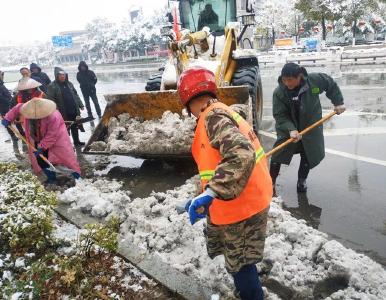 潜江城管齐上阵 除雪破冰保通畅