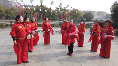 腰鼓舞起来 夕阳红起来