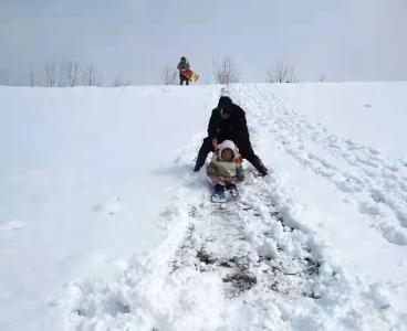 潜江市民参与冰雪活动 为北京冬奥会加油