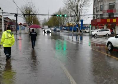 强降雨来袭 潜江各地各部门积极应对