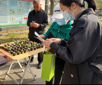 广华寺街道开展有害垃圾换绿植活动