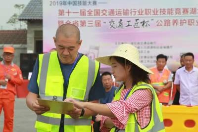 潜江1人荣膺首届全国“十大最美公路人”